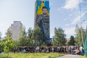 Зображення до посту: У Харкові відкрили мурал на честь захисника Маріуполя Станіслава Партали