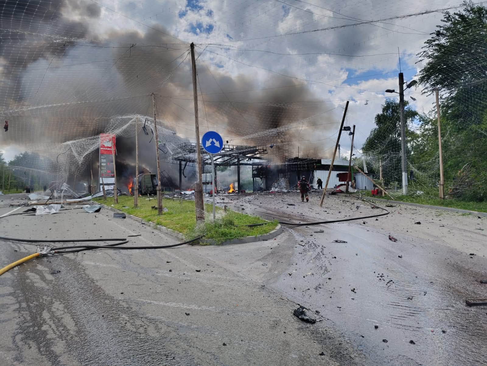 Зображення до:  Армія рф атакувала АЗС в Ізюмі: є загиблий та поранені