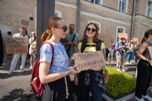Зображення до посту: Ховалися від авіаудару під час протесту: як у Харкові підтримали Михайла Федорова
