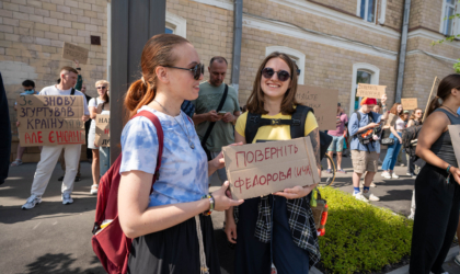 Ховалися від авіаудару під час протесту: як у Харкові підтримали Михайла Федорова DSC07440