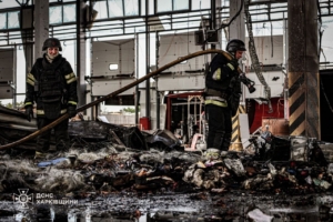 Зображення до посту: Зросла кількість загиблих від удару по терміналу «Нової пошти» під Харковом