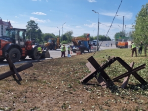 Зображення до посту: Після удару КАБами у Харкові пошкоджені лікарні, багатоповерхівка та авто