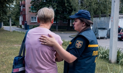 Працівниця ДСНС Харківщини з жінкою