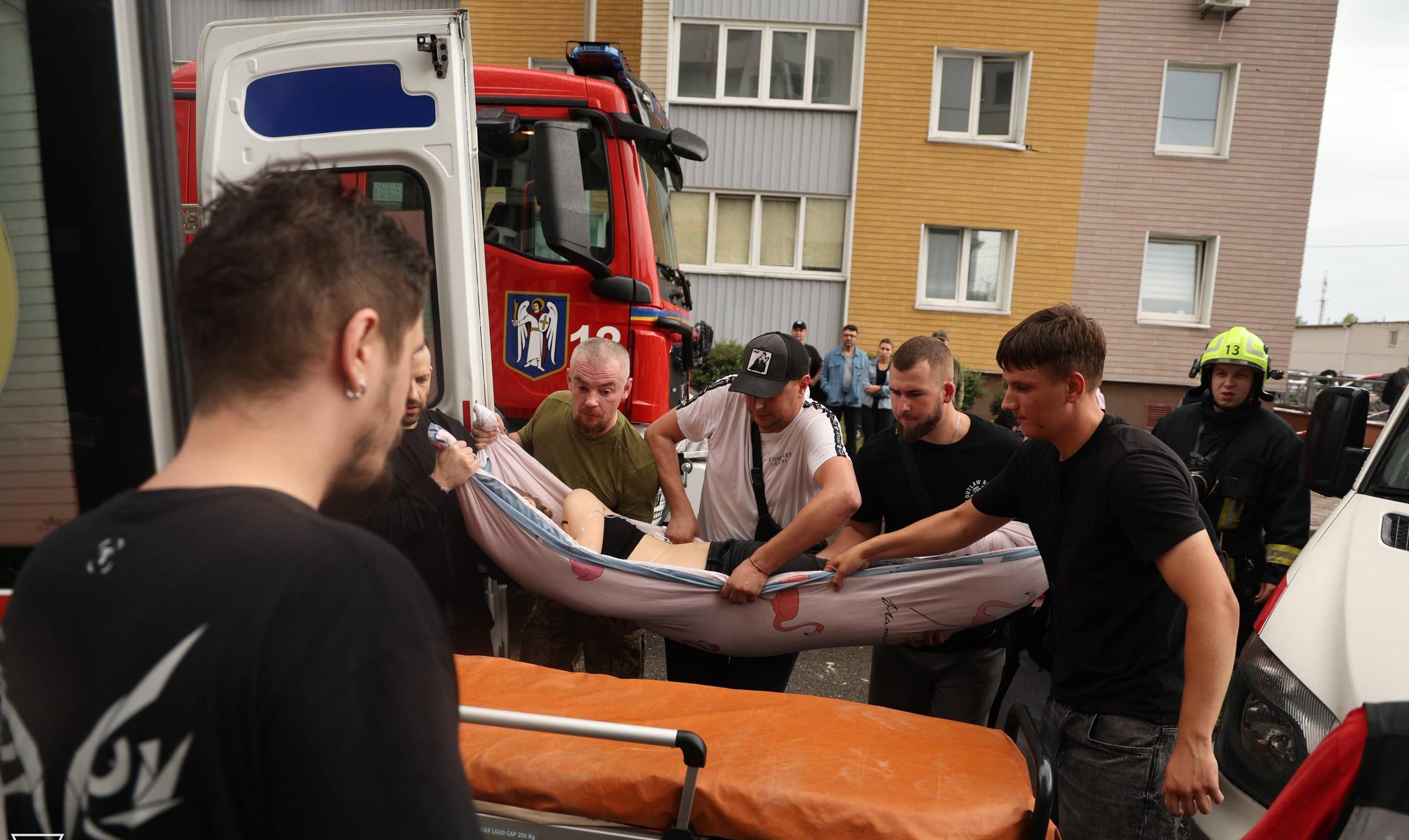 Зображення до:  Армія рф атакувала Київ ракетами та дронами: троє загиблих, щонайменше 16 поранених