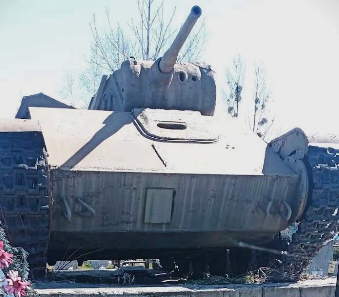 Зображення до:  На Ізюмщині викрали танк із меморіалу та пошкодили десятки могил