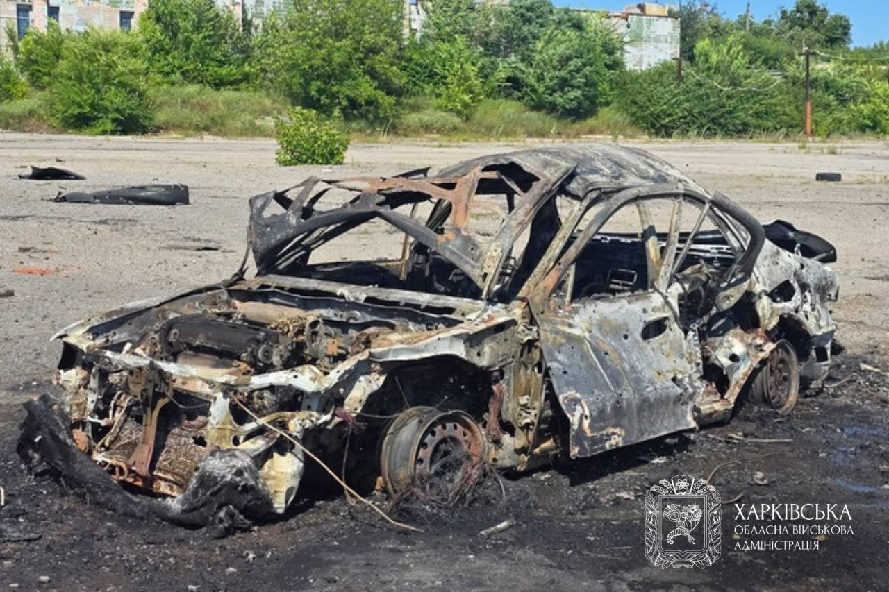 Пошкоджене обстрілом авто