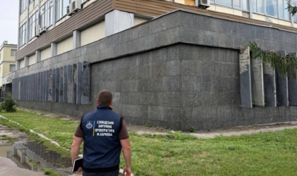 Працівник прокуратури перед будівлею з укриттями в Харкові