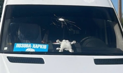 Російський дрон вдарив по Високому: є постраждалі, пошкоджено мікроавтобус Пошкоджений від обстрілу автобус у Високому Харківської області, 16 липня 2026