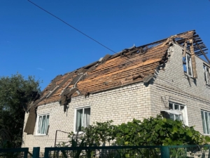 Зображення до посту: Три удари в один дім: У Золочеві дрон рф повторно вдарив, коли медики допомагали пораненим