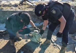 Зображення до посту: На Харківщині після атаки на АЗС сапери знешкодили нерозірвану бойову частину «Герані-2»