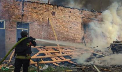 Пожежа після обстрілу в Ізюмі Харківської області