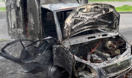 Пошкоджений дроновим ударом автомобіль у Харкові