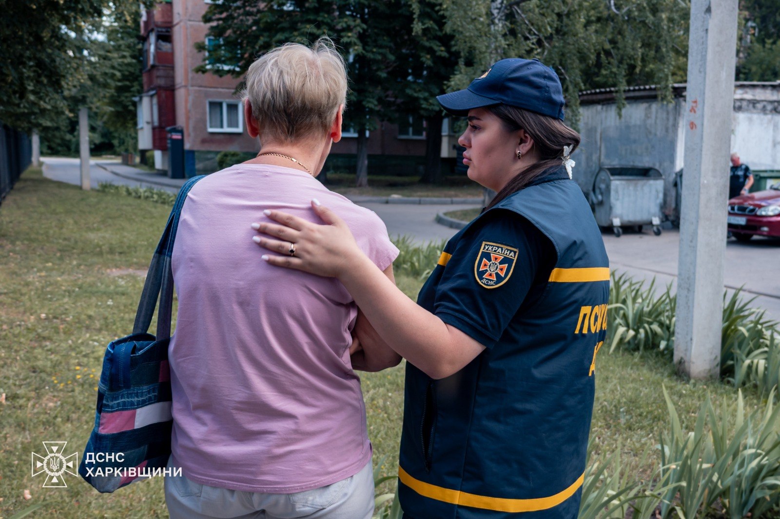 Рятувальниця з жінкою на Харківщині