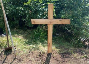 Зображення до посту: Не змогли евакуювати тіло: загиблого жителя Козачої Лопані поховали на подвір’ї