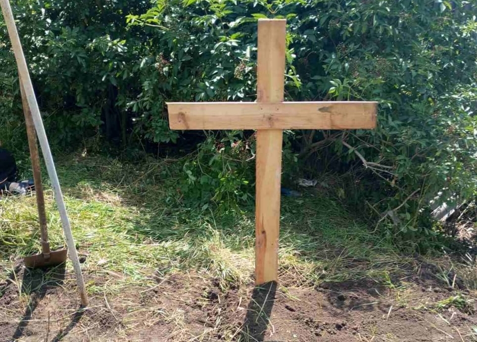 Зображення до:  Не змогли евакуювати тіло: загиблого жителя Козачої Лопані поховали на подвір’ї