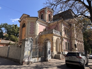 Зображення до посту: Справа про памʼятку в центрі Харкова: кого суд долучив до розгляду