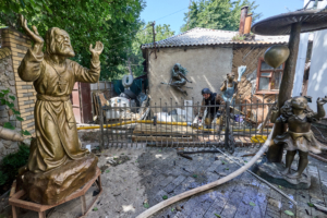 Зображення до посту: Обстріл Харкова 10 серпня: горів будинок-майстерня скульптора Катіба Мамедова