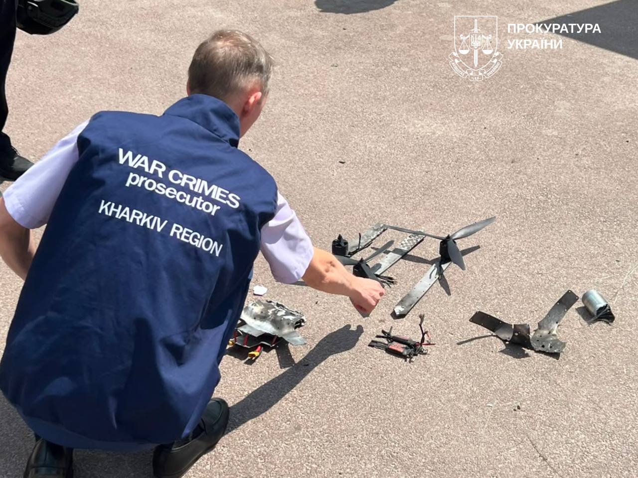 Працівник прокуратури вивчає уламки дрона
