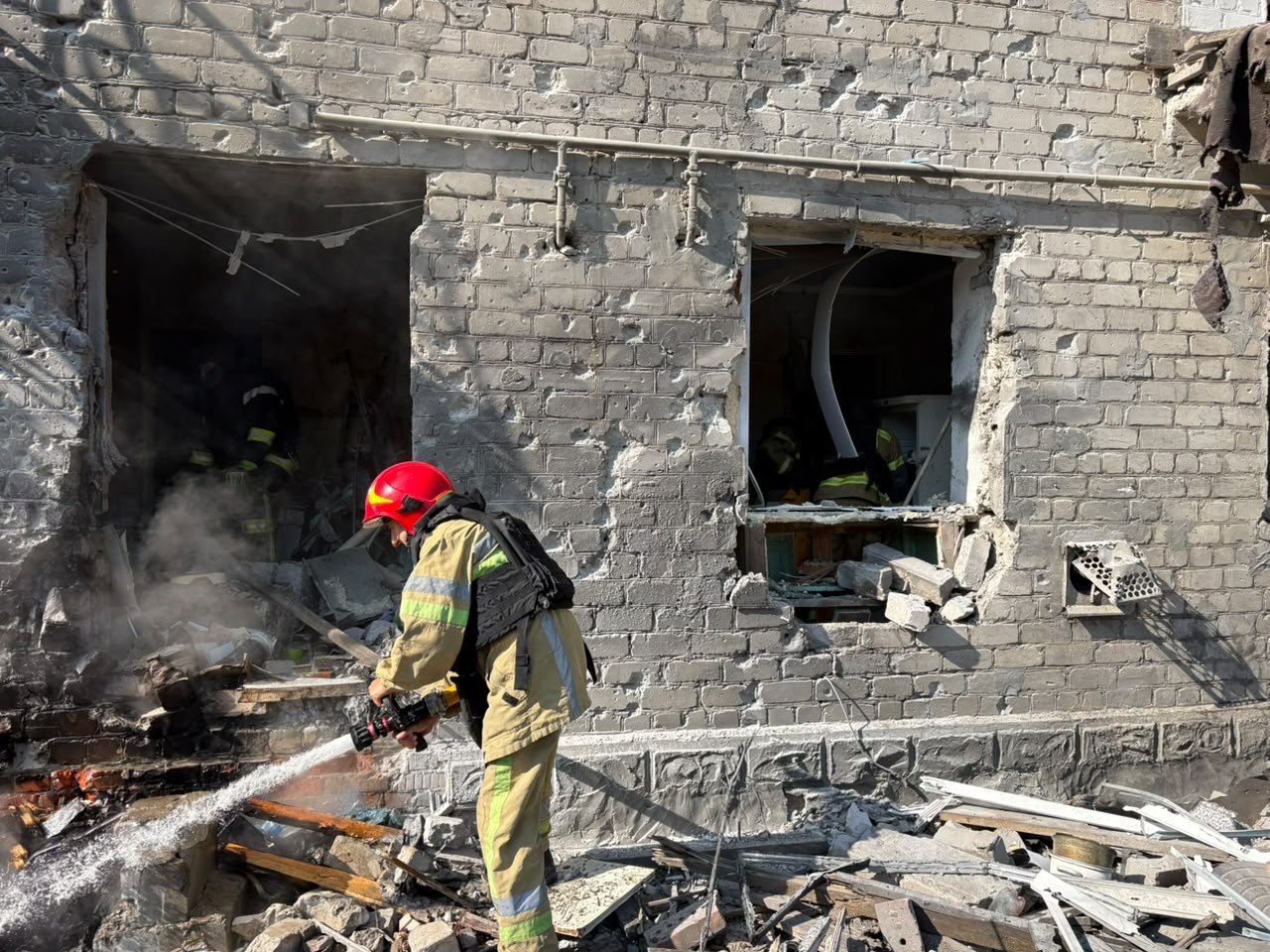 Зображення до:  росія двічі вдарила ракетами по Балаклії: постраждали троє жінок
