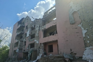 Зображення до посту: Армія рф вдарила ракетами по підприємству в Богодухові та гуртожитку в Дергачах: є постраждалі