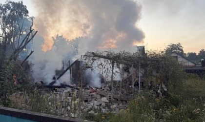 Російські військові вдарили по Балаклії: загинули троє людей Пожежа після удару по Балаклії Харківської області, 6 серпня 2026