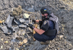 Зображення до посту: У Богодухові після ракетного удару сапери вилучили залишки «Бандеролі»