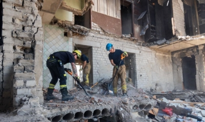 Рятувальники розбирають завали будинку після удару по Харкову, серпень 2026