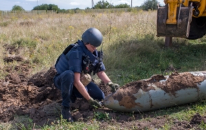 Зображення до посту: У Черкаській Лозовій після обстрілу знайшли дві 500-кілограмові авіабомби