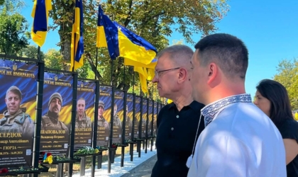 В Ізюмі відкрили Алею слави на честь загиблих захисників України photo_2026-08-21_15-51-47 (3)