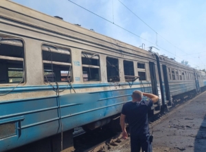 Зображення до посту: У Лозівській громаді дрон рф атакував електричку під час евакуації: є загиблі та поранені