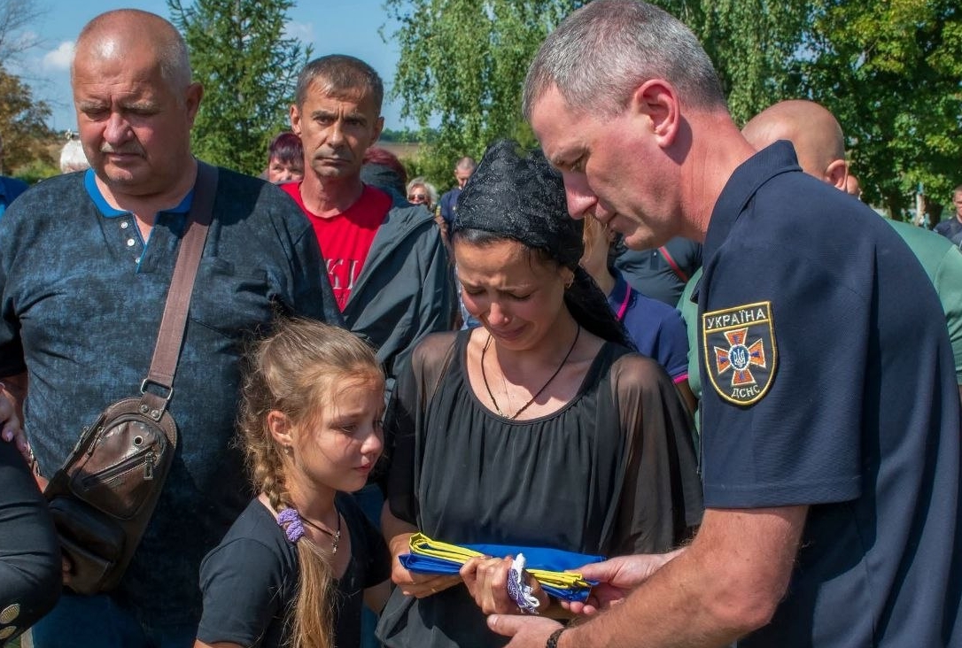 Зображення до:  На Харківщині попрощалися з сапером ДСНС, який загинув під час розмінування