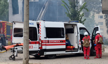 Російські дрони вдарили по центру Лозової: є поранені, спалахнула пожежа лозова швидка