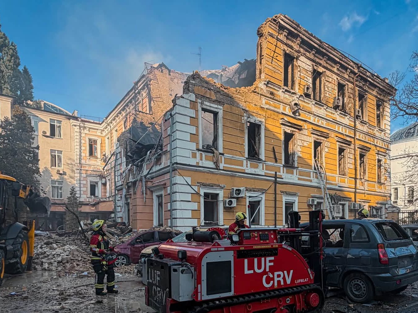 Удар по корпусу НАНУ в Києві: харківські виші висловили солідарність з академією Пошкоджена обстрілом будівля НАНУ в Києві, 28 вересня 2026