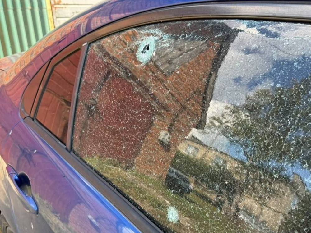 Пошкоджене обстрілом авто на Харківщині