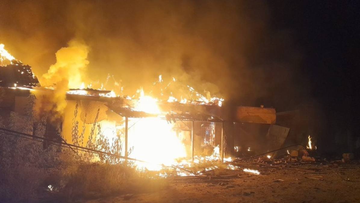 Зображення до:  На Борівщині від обстрілу поранено 57-річного чоловіка, в Балаклії горів склад