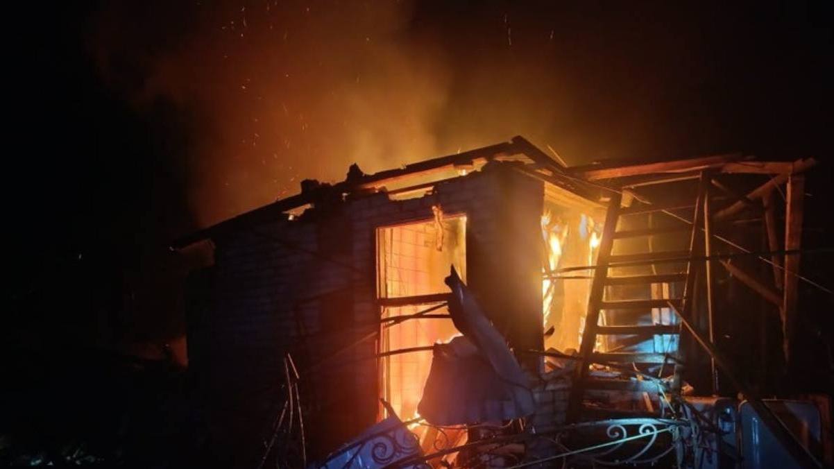 У Золочеві від дронового удару постраждали цивільні, під Боровою загинув водій авто Пожежа від обстрілу в Золочеві Харківської області, 8 вересня 2026