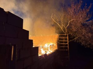Пожежа від обстрілу в Золочеві Харківської області