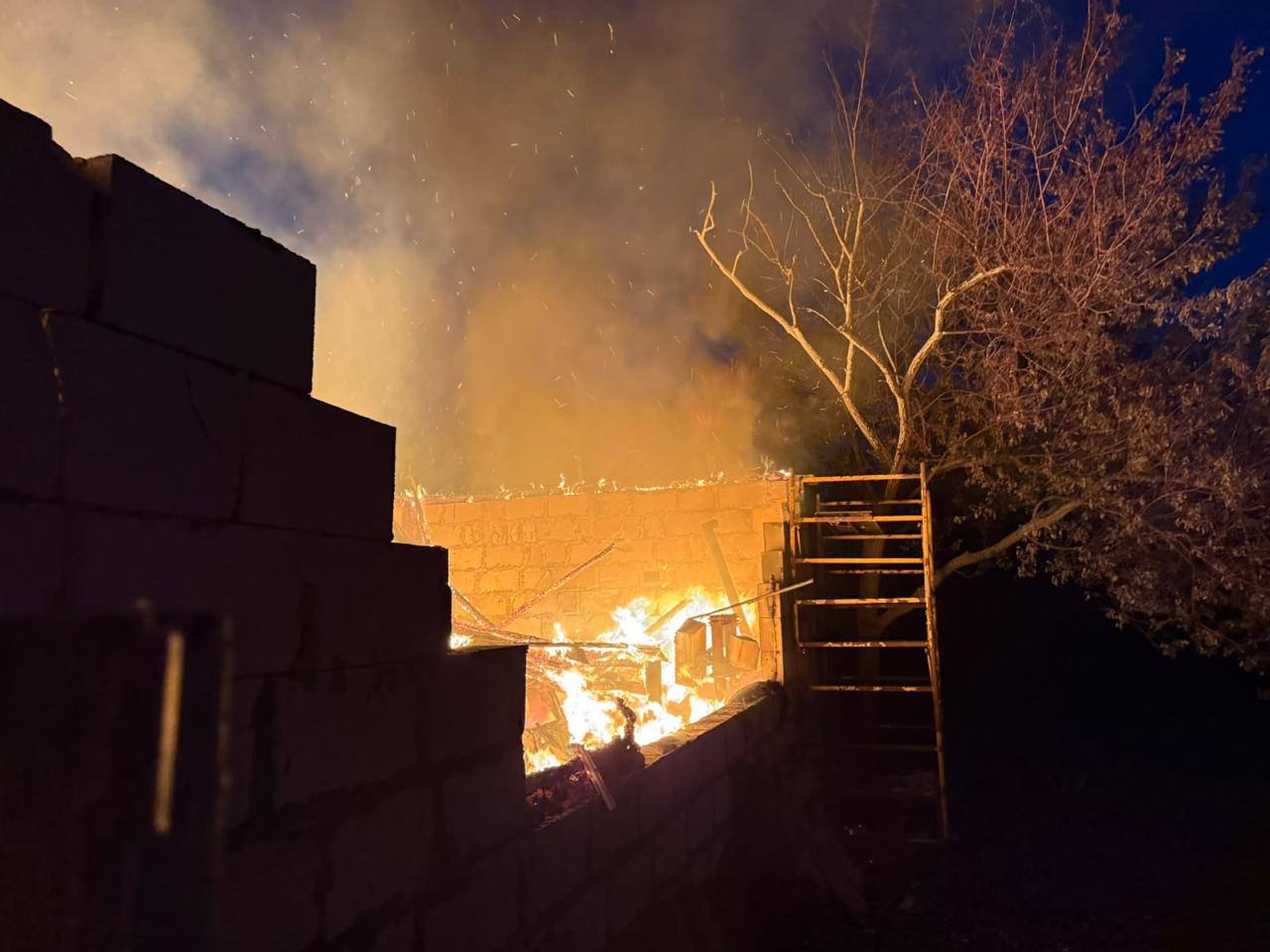 Пожежа від обстрілу в Золочеві Харківської області