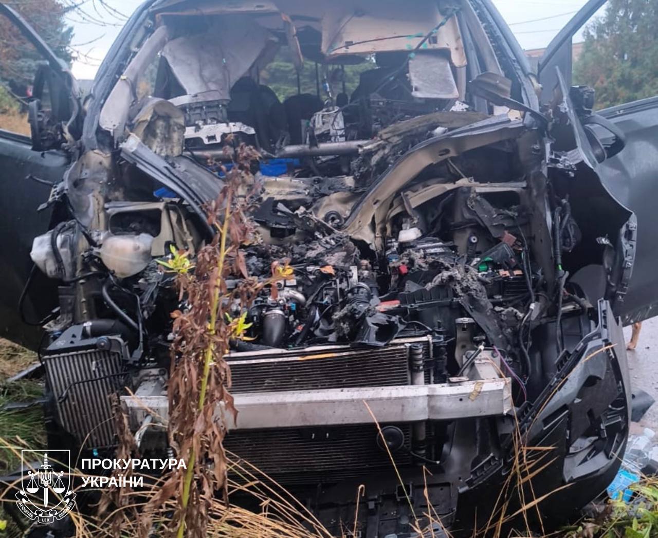Пошкоджене обстрілом авто в Куп'янському районі Харківщини, 27 вересня 2026