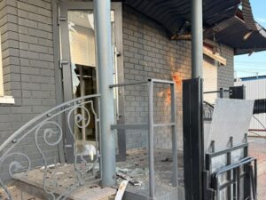 ошкоджена дроном будівля пошти в Дергачах Харківської області, 28 вересня 2026