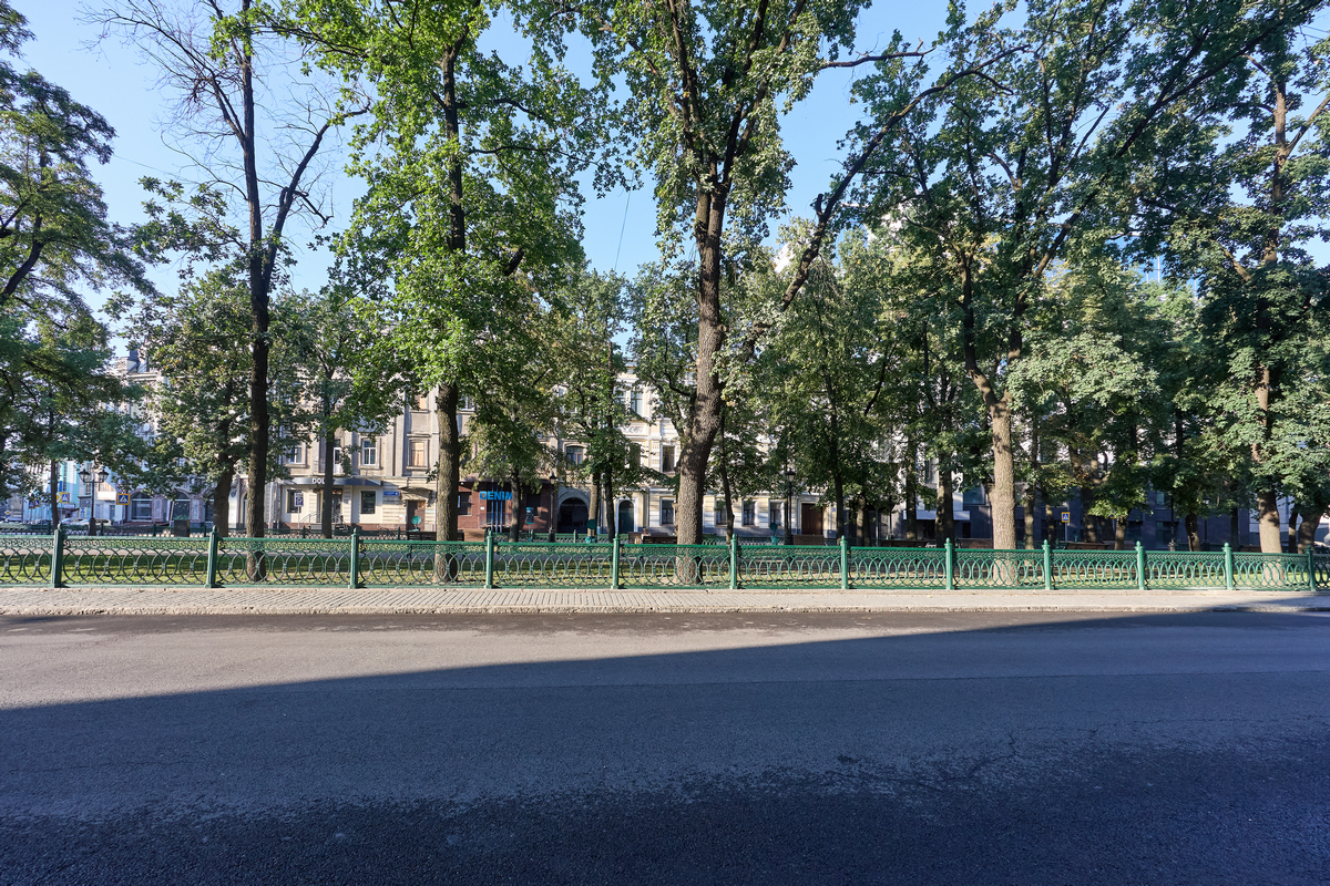 Театральний сквер було розбито на колишній лінії ровів і валів укріплень Нового міста