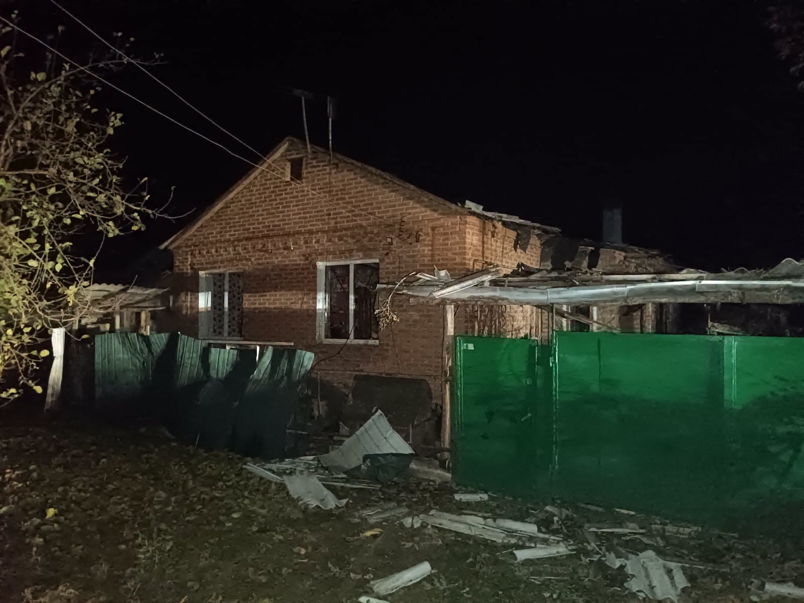 Від ударів по Ізюму постраждали двоє людей, пошкоджені будинки Наслідки удару по Ізюму Харківської області, 14 жовтня 2026