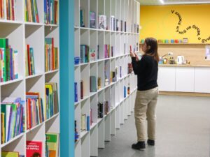 Людина в бібліотеці