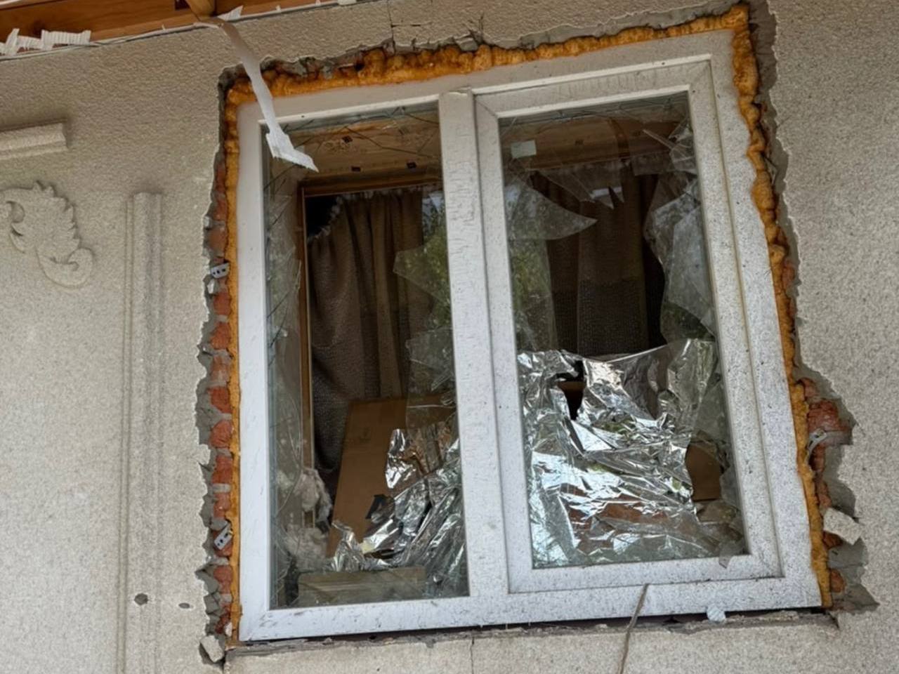 Пошкоджене від обстрілу вікно на Харківщині