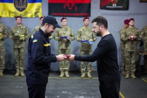 Володимир Зеленський вручає орден Ігорю Шкатову