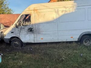 Пошкоджене від удару БПЛА авто в Золочівській громаді Харківської області