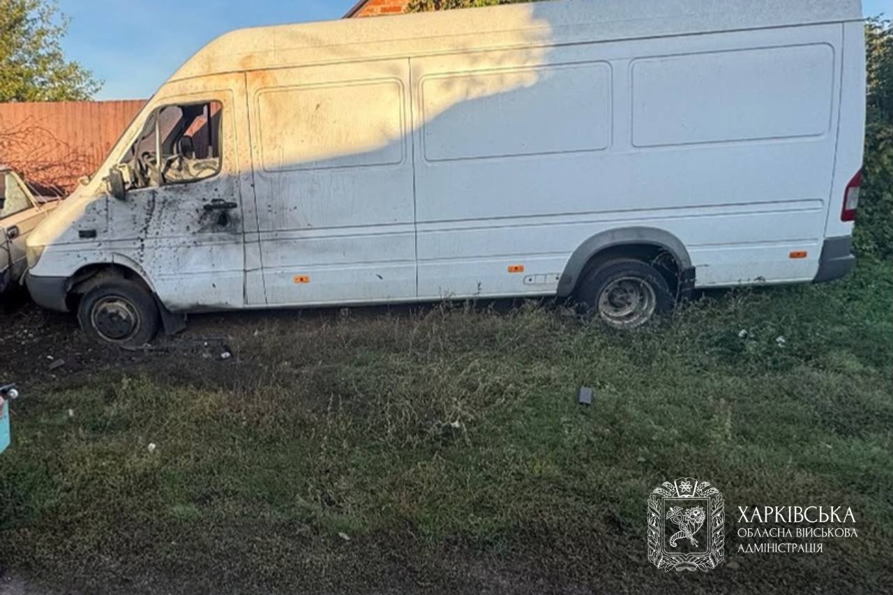 Пошкоджене від обстрілу авто в Золочівській громаді Харківської області