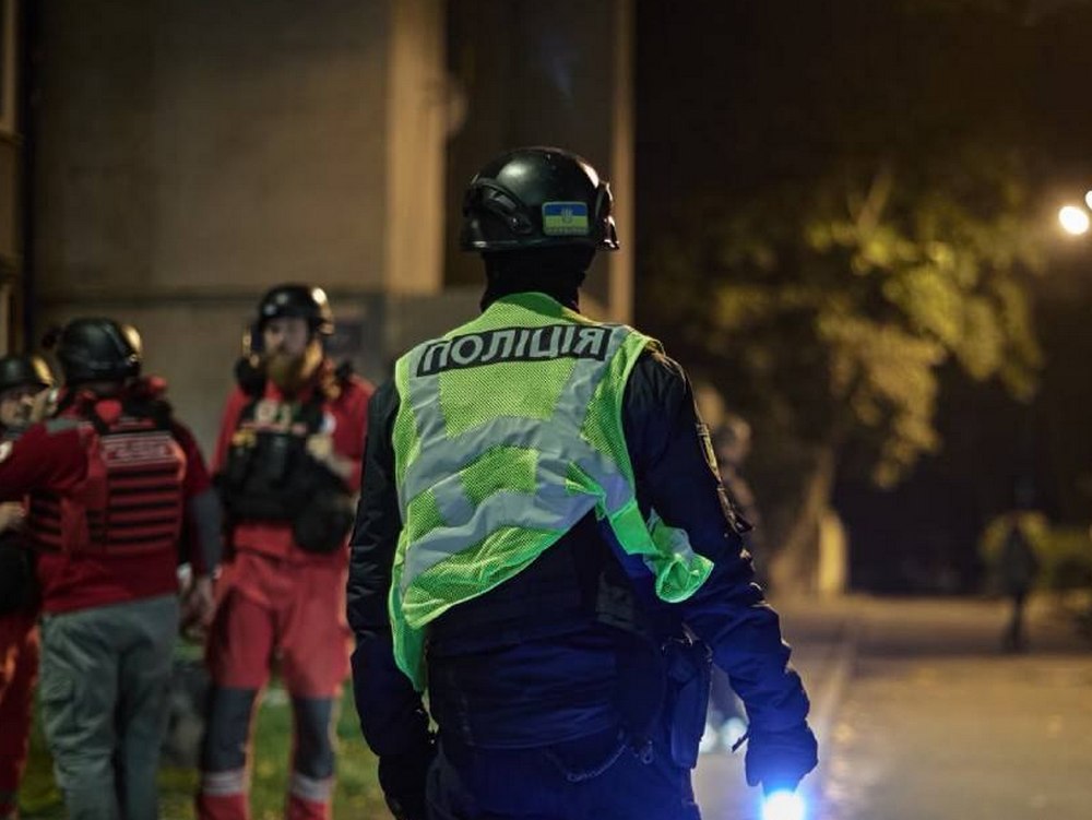 Від удару по Великому Бурлуку загинув поліцейський, у Харкові — постраждали троє Поліцейський на місці обстрілу