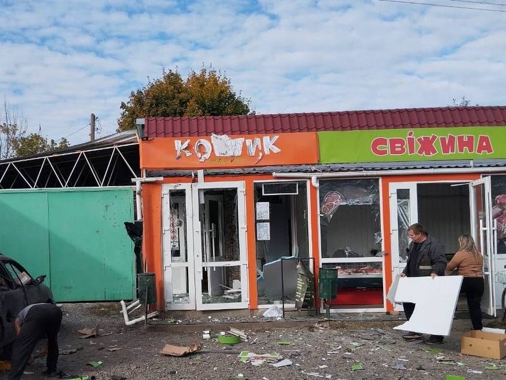 Пошкоджені обстрілом магазини в Золочеві Харківської області, 6 жовтня 2026