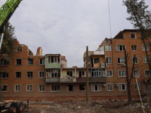 Пошкоджений ракетним ударом будинок у Прилуках Чернігівської області
